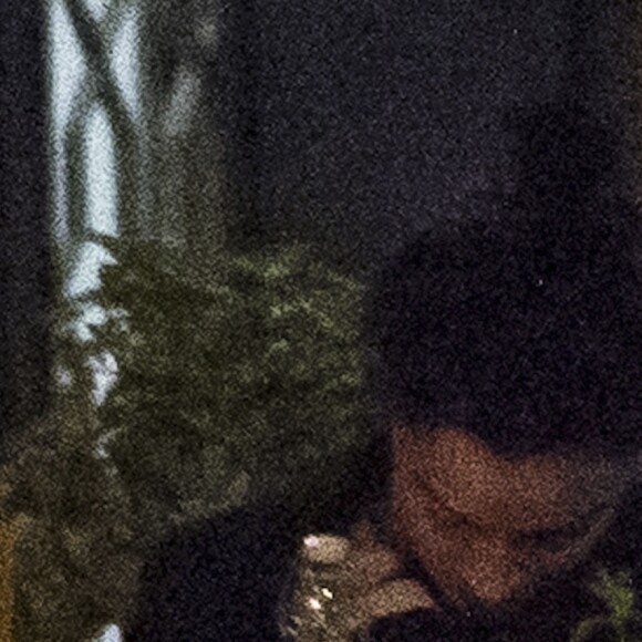 Exclusif - Kristen Stewart et sa nouvelle compagne St. Vincent (Annie Clark) sont allées diner et se promener dans le quartier de East Village à New York. Elles semblent très amoureuses, elles s'embrassent, plaisantent et se tiennent la main. Le 16 octobre 2016