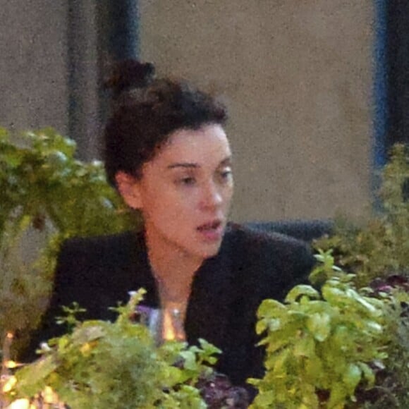Exclusif - Kristen Stewart et sa nouvelle compagne St. Vincent (Annie Clark) sont allées diner et se promener dans le quartier de East Village à New York. Elles semblent très amoureuses, elles s'embrassent, plaisantent et se tiennent la main. Le 16 octobre 2016