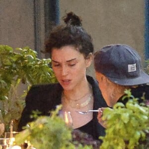 Exclusif - Kristen Stewart et sa nouvelle compagne St. Vincent (Annie Clark) sont allées diner et se promener dans le quartier de East Village à New York. Elles semblent très amoureuses, elles s'embrassent, plaisantent et se tiennent la main. Le 16 octobre 2016