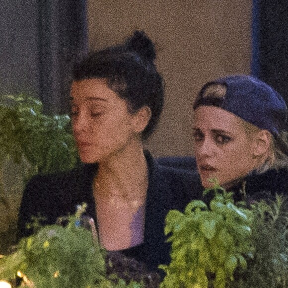 Exclusif - Kristen Stewart et sa nouvelle compagne St. Vincent (Annie Clark) sont allées diner et se promener dans le quartier de East Village à New York. Elles semblent très amoureuses, elles s'embrassent, plaisantent et se tiennent la main. Le 16 octobre 2016