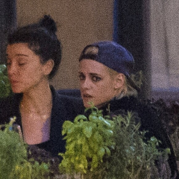 Exclusif - Kristen Stewart et sa nouvelle compagne St. Vincent (Annie Clark) sont allées diner et se promener dans le quartier de East Village à New York. Elles semblent très amoureuses, elles s'embrassent, plaisantent et se tiennent la main. Le 16 octobre 2016
