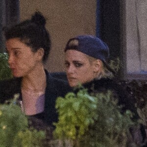 Exclusif - Kristen Stewart et sa nouvelle compagne St. Vincent (Annie Clark) sont allées diner et se promener dans le quartier de East Village à New York. Elles semblent très amoureuses, elles s'embrassent, plaisantent et se tiennent la main. Le 16 octobre 2016