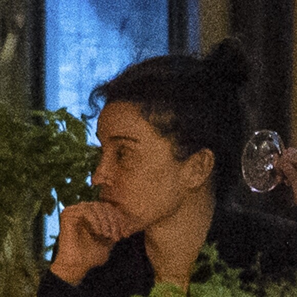 Exclusif - Kristen Stewart et sa nouvelle compagne St. Vincent (Annie Clark) sont allées diner et se promener dans le quartier de East Village à New York. Elles semblent très amoureuses, elles s'embrassent, plaisantent et se tiennent la main. Le 16 octobre 2016