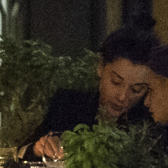 Exclusif - Kristen Stewart et sa nouvelle compagne St. Vincent (Annie Clark) sont allées diner et se promener dans le quartier de East Village à New York. Elles semblent très amoureuses, elles s'embrassent, plaisantent et se tiennent la main. Le 16 octobre 2016