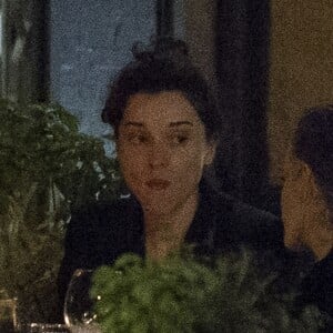 Exclusif - Kristen Stewart et sa nouvelle compagne St. Vincent (Annie Clark) sont allées diner et se promener dans le quartier de East Village à New York. Elles semblent très amoureuses, elles s'embrassent, plaisantent et se tiennent la main. Le 16 octobre 2016