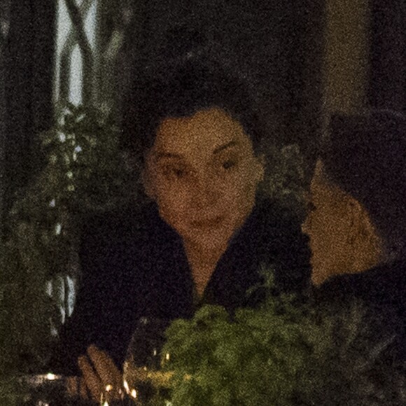 Exclusif - Kristen Stewart et sa nouvelle compagne St. Vincent (Annie Clark) sont allées diner et se promener dans le quartier de East Village à New York. Elles semblent très amoureuses, elles s'embrassent, plaisantent et se tiennent la main. Le 16 octobre 2016