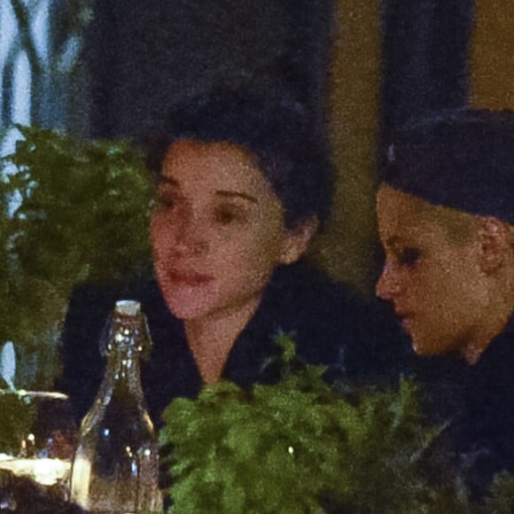 Exclusif - Kristen Stewart et sa nouvelle compagne St. Vincent (Annie Clark) sont allées diner et se promener dans le quartier de East Village à New York. Elles semblent très amoureuses, elles s'embrassent, plaisantent et se tiennent la main. Le 16 octobre 2016