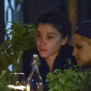 Exclusif - Kristen Stewart et sa nouvelle compagne St. Vincent (Annie Clark) sont allées diner et se promener dans le quartier de East Village à New York. Elles semblent très amoureuses, elles s'embrassent, plaisantent et se tiennent la main. Le 16 octobre 2016