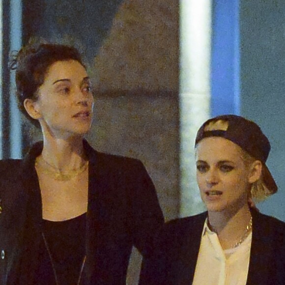 Exclusif - Kristen Stewart et sa nouvelle compagne St. Vincent (Annie Clark) sont allées diner et se promener dans le quartier de East Village à New York. Elles semblent très amoureuses, elles s'embrassent, plaisantent et se tiennent la main. Le 16 octobre 2016