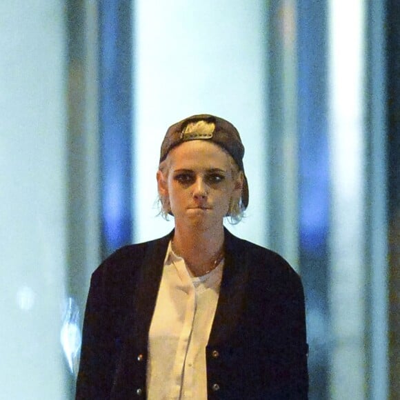 Exclusif - Kristen Stewart et sa nouvelle compagne St. Vincent (Annie Clark) sont allées diner et se promener dans le quartier de East Village à New York. Elles semblent très amoureuses, elles s'embrassent, plaisantent et se tiennent la main. Le 16 octobre 2016