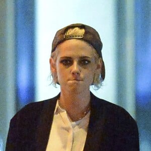 Exclusif - Kristen Stewart et sa nouvelle compagne St. Vincent (Annie Clark) sont allées diner et se promener dans le quartier de East Village à New York. Elles semblent très amoureuses, elles s'embrassent, plaisantent et se tiennent la main. Le 16 octobre 2016