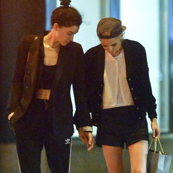 Exclusif - Kristen Stewart et sa nouvelle compagne St. Vincent (Annie Clark) sont allées diner et se promener dans le quartier de East Village à New York. Elles semblent très amoureuses, elles s'embrassent, plaisantent et se tiennent la main. Le 16 octobre 2016