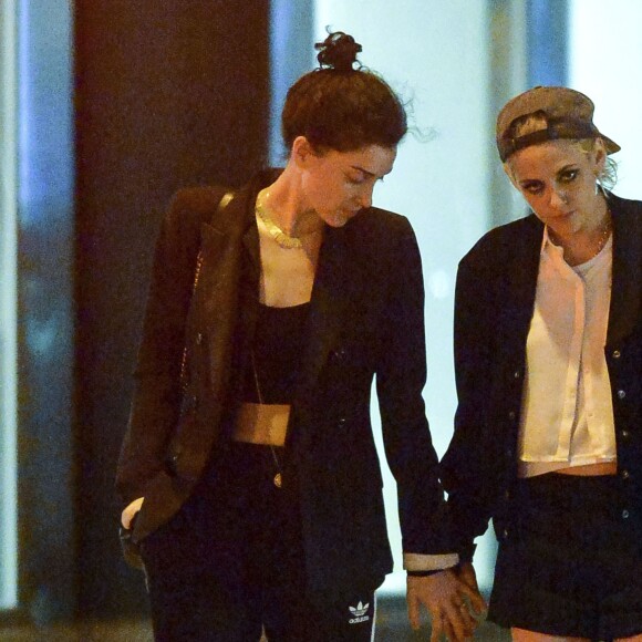 Exclusif - Kristen Stewart et sa nouvelle compagne St. Vincent (Annie Clark) sont allées diner et se promener dans le quartier de East Village à New York. Elles semblent très amoureuses, elles s'embrassent, plaisantent et se tiennent la main. Le 16 octobre 2016