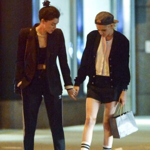 Exclusif - Kristen Stewart et sa nouvelle compagne St. Vincent (Annie Clark) sont allées diner et se promener dans le quartier de East Village à New York. Elles semblent très amoureuses, elles s'embrassent, plaisantent et se tiennent la main. Le 16 octobre 2016