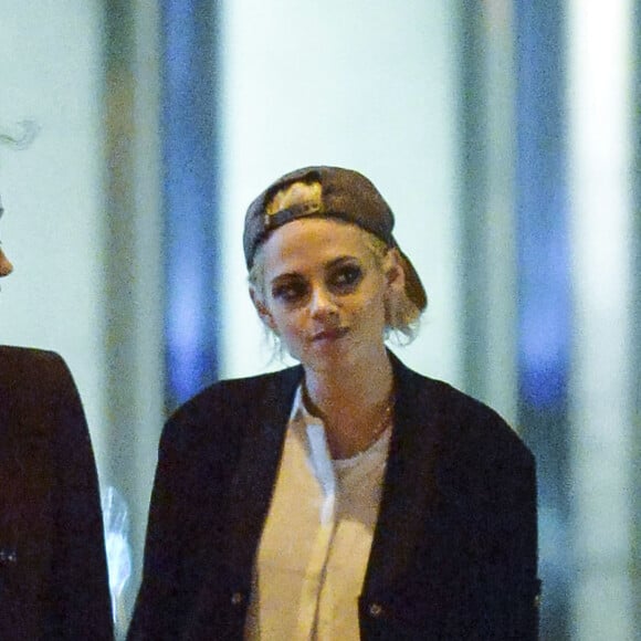 Exclusif - Kristen Stewart et sa nouvelle compagne St. Vincent (Annie Clark) sont allées diner et se promener dans le quartier de East Village à New York. Elles semblent très amoureuses, elles s'embrassent, plaisantent et se tiennent la main. Le 16 octobre 2016