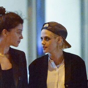 Exclusif - Kristen Stewart et sa nouvelle compagne St. Vincent (Annie Clark) sont allées diner et se promener dans le quartier de East Village à New York. Elles semblent très amoureuses, elles s'embrassent, plaisantent et se tiennent la main. Le 16 octobre 2016