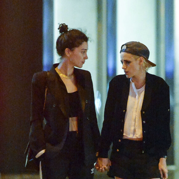 Exclusif - Kristen Stewart et sa nouvelle compagne St. Vincent (Annie Clark) sont allées diner et se promener dans le quartier de East Village à New York. Elles semblent très amoureuses, elles s'embrassent, plaisantent et se tiennent la main. Le 16 octobre 2016