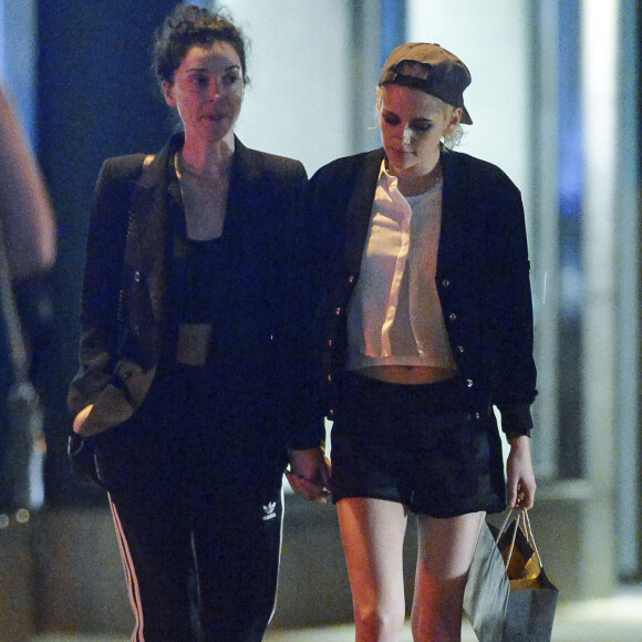 Exclusif - Kristen Stewart et sa nouvelle compagne St. Vincent (Annie Clark) sont allées diner et se promener dans le quartier de East Village à New York. Elles semblent très amoureuses, elles s'embrassent, plaisantent et se tiennent la main. Le 16 octobre 2016