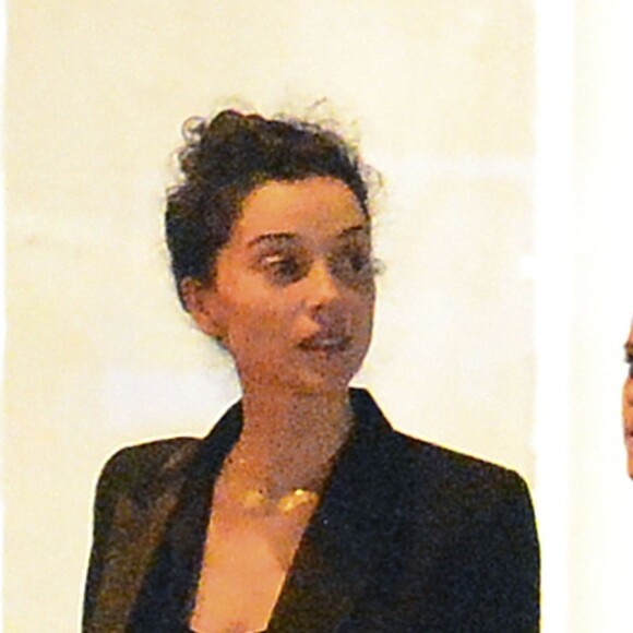 Exclusif - Kristen Stewart et sa nouvelle compagne St. Vincent (Annie Clark) sont allées diner et se promener dans le quartier de East Village à New York. Elles semblent très amoureuses, elles s'embrassent, plaisantent et se tiennent la main. Le 16 octobre 2016
