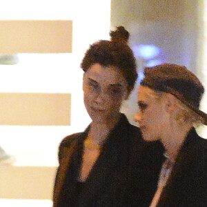 Exclusif - Kristen Stewart et sa nouvelle compagne St. Vincent (Annie Clark) sont allées diner et se promener dans le quartier de East Village à New York. Elles semblent très amoureuses, elles s'embrassent, plaisantent et se tiennent la main. Le 16 octobre 2016