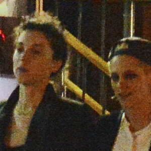 Exclusif - Kristen Stewart et sa nouvelle compagne St. Vincent (Annie Clark) sont allées diner et se promener dans le quartier de East Village à New York. Elles semblent très amoureuses, elles s'embrassent, plaisantent et se tiennent la main. Le 16 octobre 2016