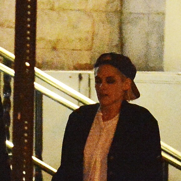 Exclusif - Kristen Stewart et sa nouvelle compagne St. Vincent (Annie Clark) sont allées diner et se promener dans le quartier de East Village à New York. Elles semblent très amoureuses, elles s'embrassent, plaisantent et se tiennent la main. Le 16 octobre 2016