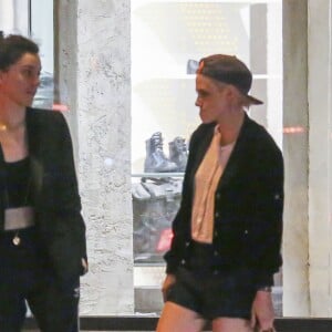 Exclusif - Kristen Stewart et sa nouvelle compagne St. Vincent (Annie Clark) sont allées diner et se promener dans le quartier de East Village à New York. Elles semblent très amoureuses, elles s'embrassent, plaisantent et se tiennent la main. Le 16 octobre 2016