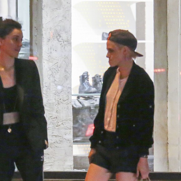 Exclusif - Kristen Stewart et sa nouvelle compagne St. Vincent (Annie Clark) sont allées diner et se promener dans le quartier de East Village à New York. Elles semblent très amoureuses, elles s'embrassent, plaisantent et se tiennent la main. Le 16 octobre 2016