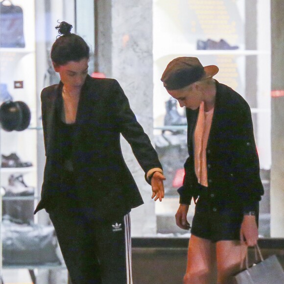 Exclusif - Kristen Stewart et sa nouvelle compagne St. Vincent (Annie Clark) sont allées diner et se promener dans le quartier de East Village à New York. Elles semblent très amoureuses, elles s'embrassent, plaisantent et se tiennent la main. Le 16 octobre 2016