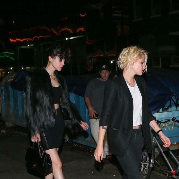 Exclusif - Kristen Stewart et sa compagne St Vincent (Annie Clark) se baladent dans le quartier de Manhattan à New York, le 19 octobre 2016