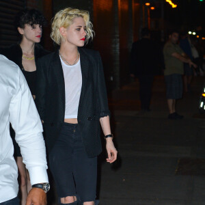 Exclusif - Kristen Stewart et sa compagne St Vincent (Annie Clark) se baladent dans le quartier de Manhattan à New York, le 19 octobre 2016