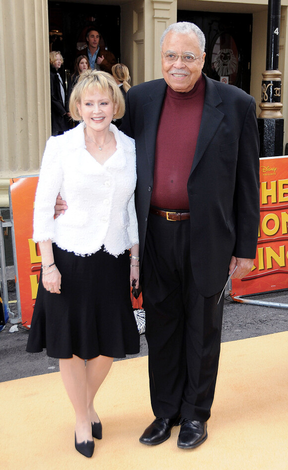 James Earl Jones et sa femme Cecilia Hart au Lyceum Theatre, Londres, le 18 octobre 2009.