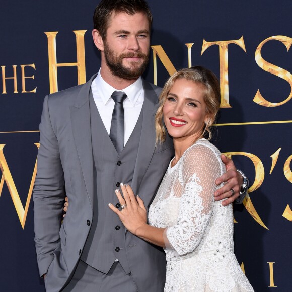 Chris Hemsworth et sa femme Elsa Pataky lors de la première de "The Huntsman Winter's War" (Blanche Neige et le chasseur 2) au Village Theatre à Los Angeles, le 11 avril 2011.