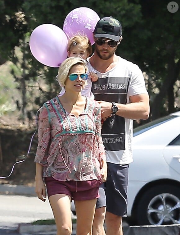 Chris Hemsworth, sa femme Elsa Pataky et leur fille India se rendent dans un cabinet médical à Malibu, le 10 avril 2014.