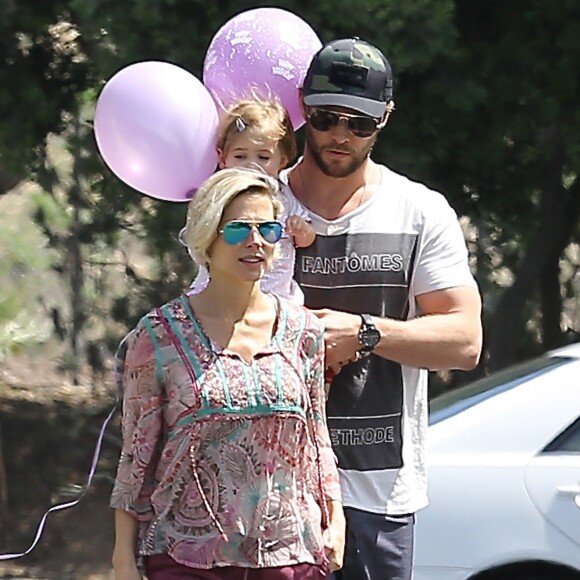 Chris Hemsworth, sa femme Elsa Pataky et leur fille India se rendent dans un cabinet médical à Malibu, le 10 avril 2014.