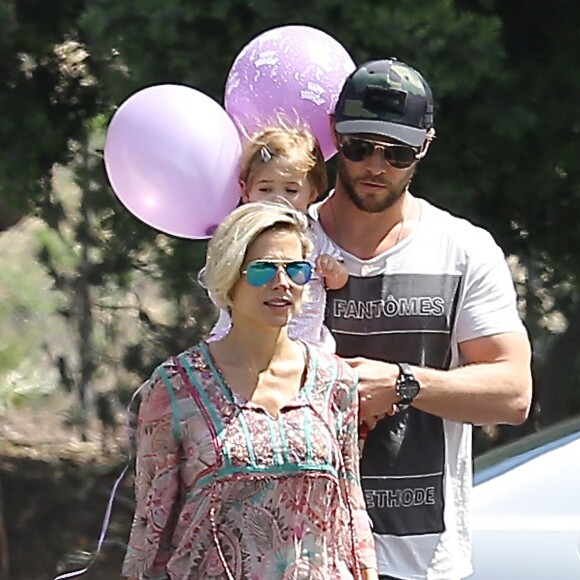 Chris Hemsworth, sa femme Elsa Pataky et leur fille India se rendent dans un cabinet médical à Malibu, le 10 avril 2014.