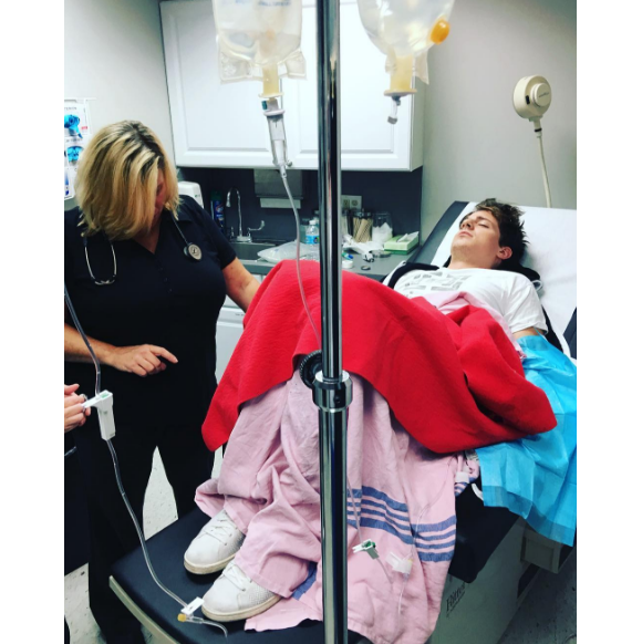 Charlie Puth gravement malade est contraint d'annuler sa tournée. Photo publiée sur Instagram au mois d'octobre 2016
