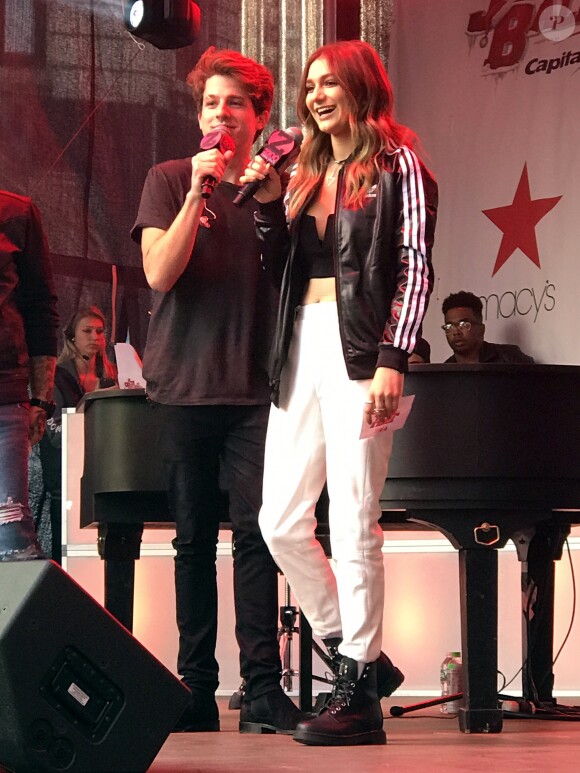 Charlie Puth et la chanteuse Daya en concert devant Macy's dans le cadre du "iHeartRadio Jingle Ball 2016 Tour" présenté par Capital One, à New York le 11 octobre 2016.