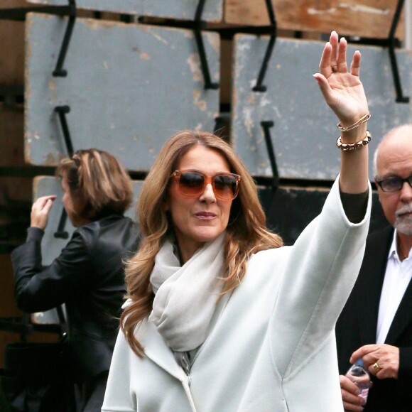 Céline Dion et son mari René Angélil quittent leur hôtel pour se rendre à l'enregistrement de l'émission "Vivement Dimanche". Paris, le 27 novembre 2012