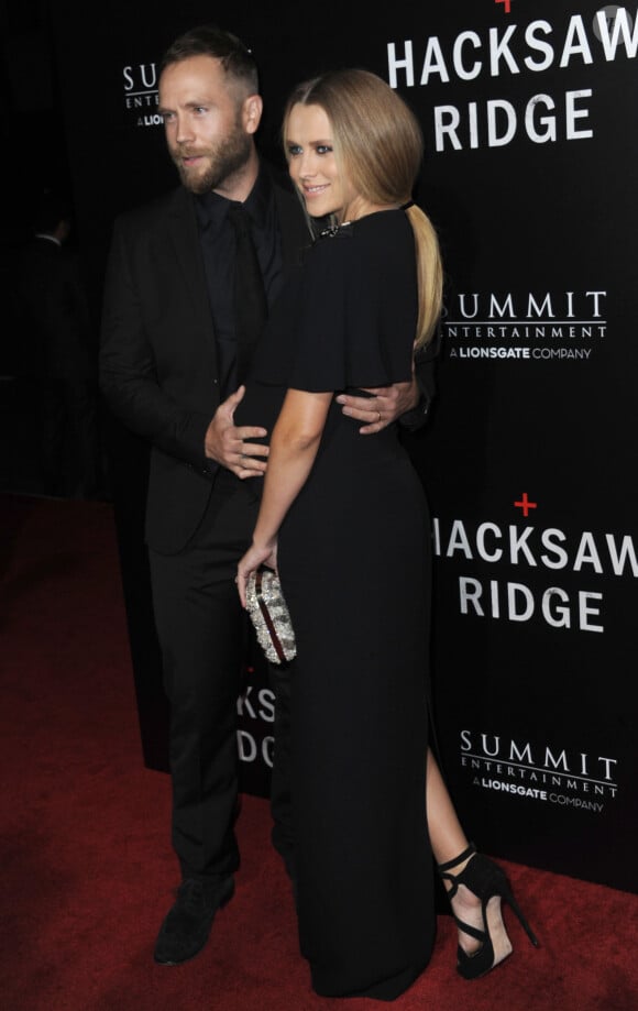 Mark Webber et sa femme Teresa Palmer enceinte à la première de 'Hacksaw Ridge'à The Academy à Beverly Hills, le 24 octobre 2016