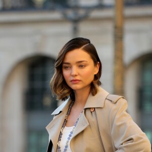 Miranda Kerr lors d'un séance photo Place Vendôme à Paris, le 4 octobre 2016, pendant la fashion week.