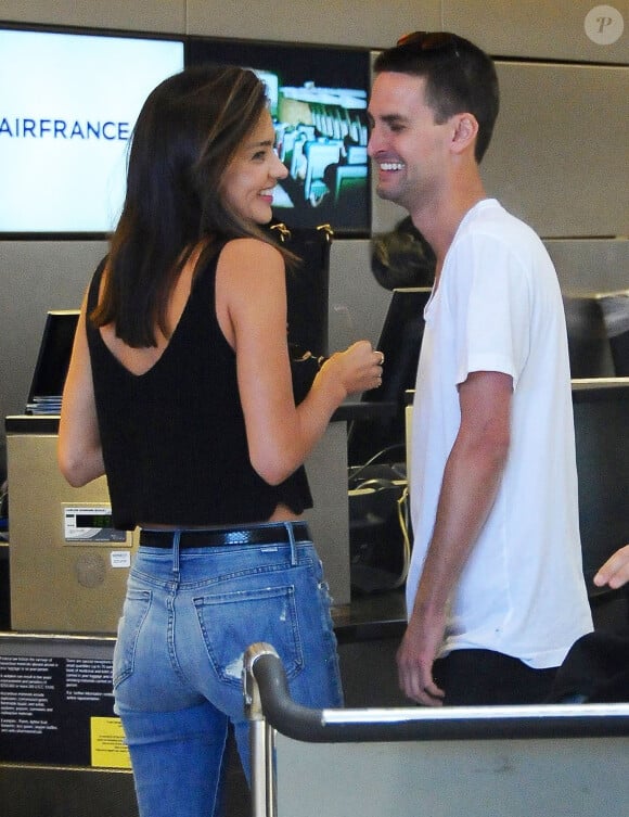 Miranda Kerr prend l'avion à l'aéroport de Los Angeles avec son nouveau petit-ami Evan Spiegel, le 12 août 2015
