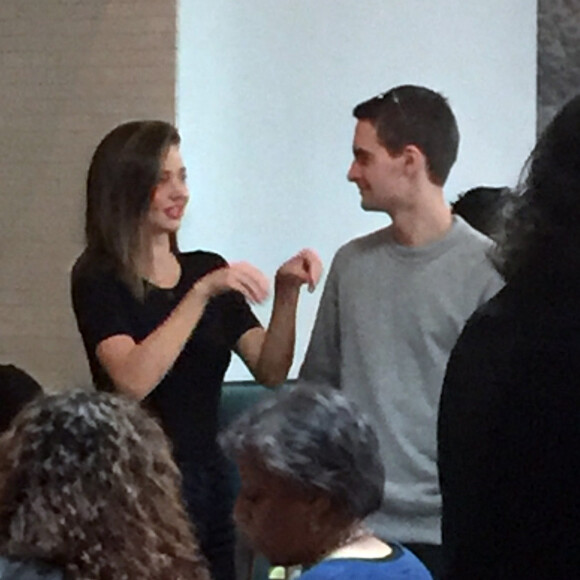 Exclusif - Miranda Kerr et son compagnon Evan Spiegel quittent un restaurant à Los Angeles le 16 janvier 2016.