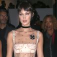 Bella Hadid quitte la soirée en l'honneur du livre "Dior: The Art of Color" organisée à New York le 25 octobre 2016.
