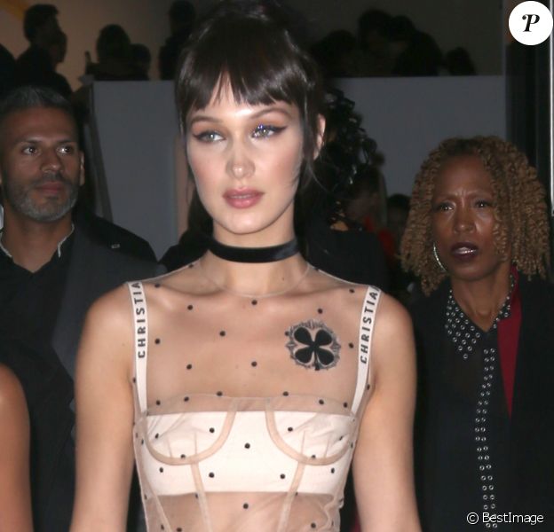 Bella Hadid quitte la soirée en l'honneur du livre "Dior: The Art of Color" organisée à New York le 25 octobre 2016.