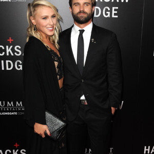Milo Gibson (le fils de Mel Gibson) et sa petite amie Lindsay Goodstein à la première de 'Hacksaw Ridge'à The Academy à Beverly Hills, le 24 octobre 2016 © Dave Longendyke/Globe Photos via Zuma/Bestimage