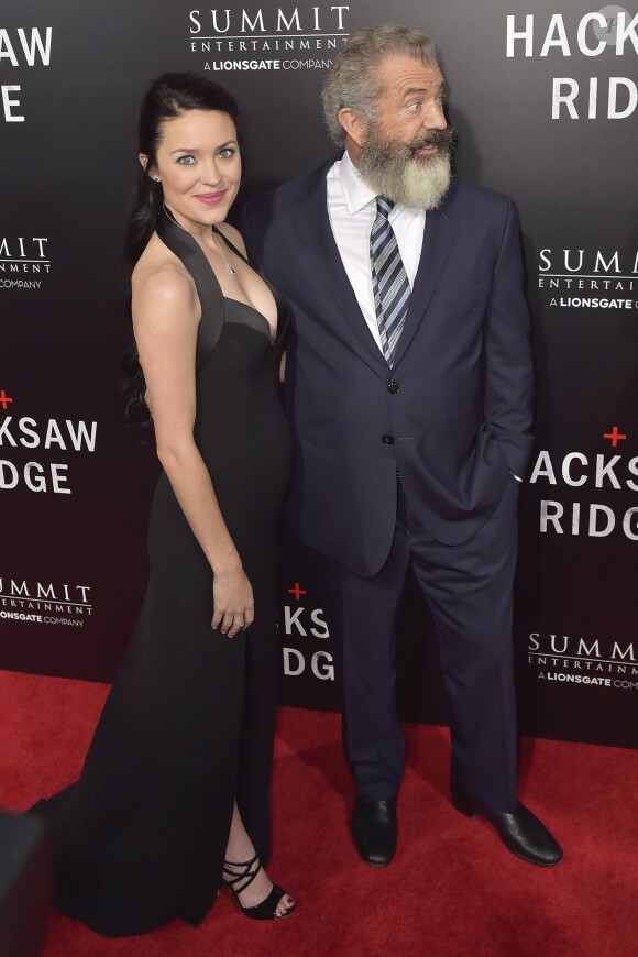 Mel Gibson et sa compagne Rosalind Ross (enceinte) à la projection de "Tu ne tueras point" (Hacksaw Ridge) au Samuel Goldwin Theater à Beverly Hills le 24 octobre 2016. © Future-Image via ZUMA Press / Bestimage