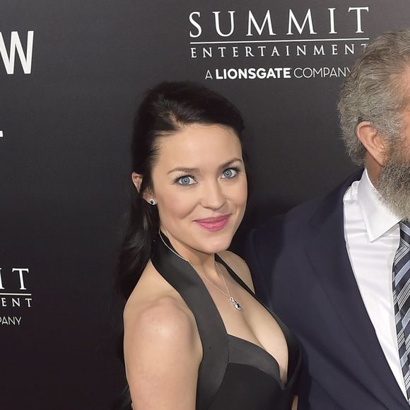Mel Gibson et sa compagne Rosalind Ross (enceinte) à la projection de "Tu ne tueras point" (Hacksaw Ridge) au Samuel Goldwin Theater à Beverly Hills le 24 octobre 2016. © Future-Image via ZUMA Press / Bestimage