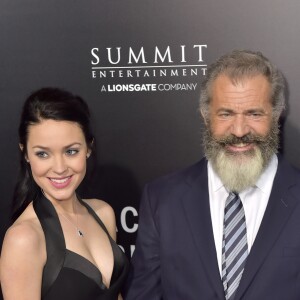Mel Gibson et sa compagne Rosalind Ross (enceinte) à la projection de "Tu ne tueras point" (Hacksaw Ridge) au Samuel Goldwin Theater à Beverly Hills le 24 octobre 2016. © Future-Image via ZUMA Press / Bestimage