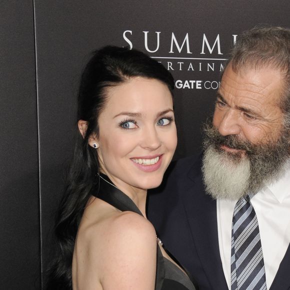 Rosalind Ross enceinte et son compagnon Mel Gibson à la première de 'Hacksaw Ridge'à The Academy à Beverly Hills, le 24 octobre 2016 © Dave Longendyke/Globe Photos via Zuma/Bestimage